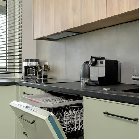 Exclusive River View With Balcony & Free Garage By Renters Prestige *