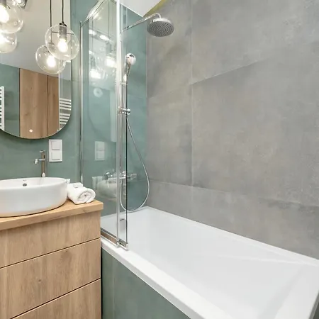 Exclusive River View With Balcony & Free Garage By Renters Prestige *