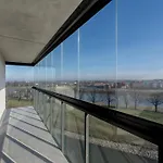 Exclusive River View With Balcony & Free Garage By Renters Prestige דירה