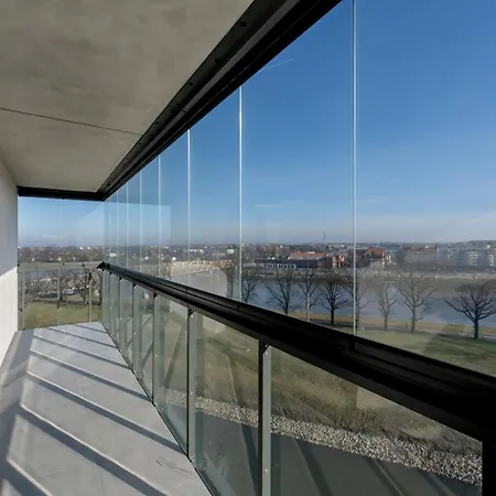 Exclusive River View With Balcony & Free Garage By Renters Prestige Apartment