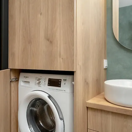 Exclusive River View With Balcony & Free Garage By Renters Prestige Apartman